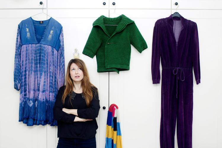 BYT OG BRUGT. Selv om Louise Mieritz går op i mode, lader hun sig ikke styre af sæsonens nyheder, men vælger, hvad der føles rigtigt - som batikkjolen, duften Mitsouko, trøjen og tørklædet, der er byttet med veninder, og dragten fundet i en genbrugsbutik. 