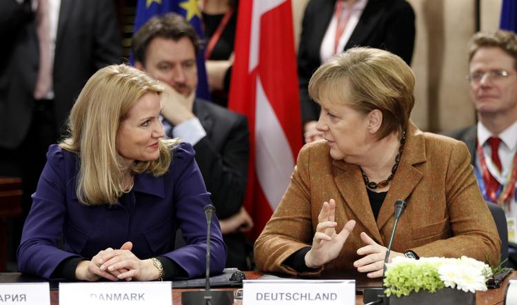 Pagt. Helle Thorning-Schmidt drøfter situationen med den tyske kansler Angela Merkel. 
