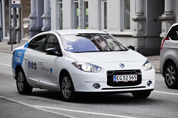 Strømførende. Direktøren for Better Place vil gerne have danskerne til at købe elbiler. Og hvis regeringen vil indføre roadpricing for at komme trængslen til livs, kan netop elbiler være løsningen, foreslår han. 
