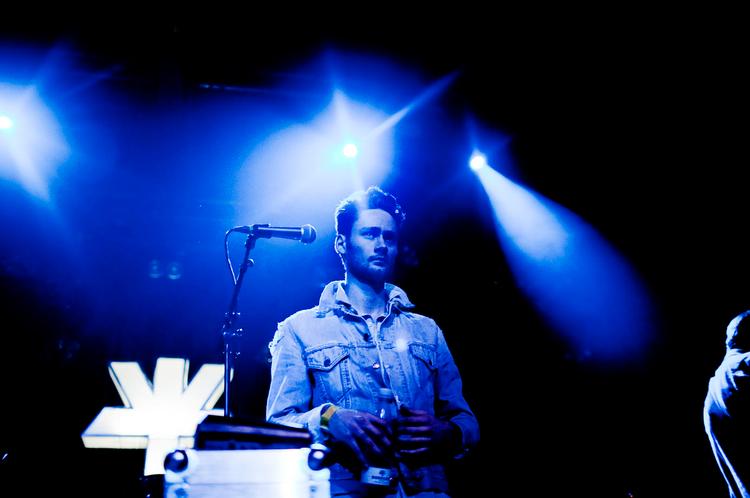drengestarlet? Nej, forsangeren Ellery James Roberts kan mere end se godt ud. Samtlige sange  til koncerten blev fremført råt sammen med resten af WU LYF – Manchesters svar på Lucifers ungdomsklub. 