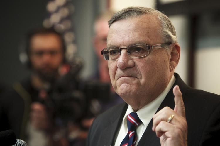 Sheriffen. Joe Arpaio siger, at han bere passer sit job og ikke er efter Barack Obama. 