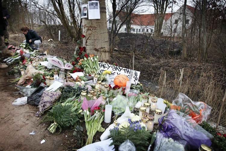 SORG. Venner og familie har mindedes de fire unge mænd, der i weekenden kørte galt på Køgevej ved Roskilde. 