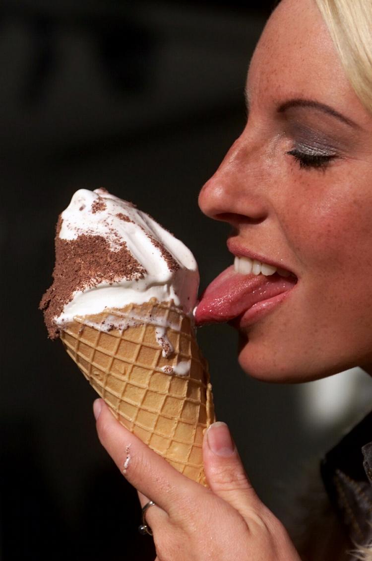 BMI-kontrol. At 'snacke' sig gennem dagen får os til at indtage mange flere kalorier end hvis vi spiser større hovedmåltider, skriver Bente Klarlund. 