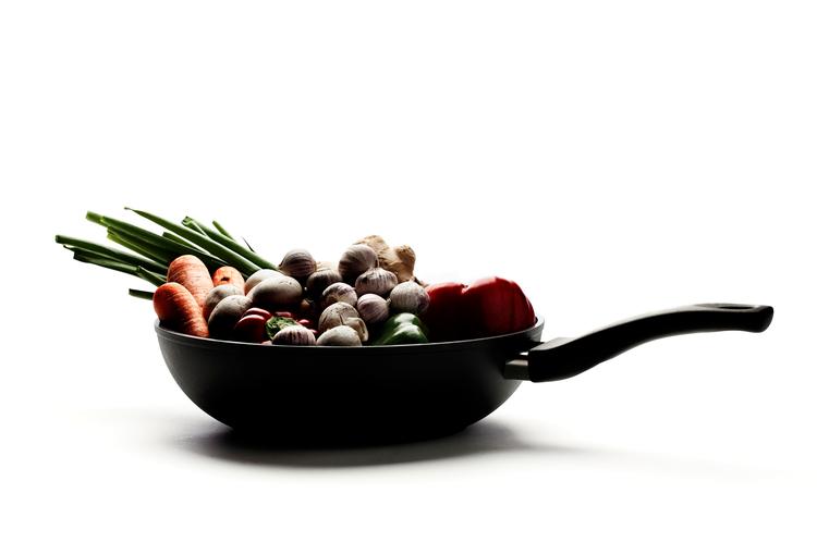 Lynret. Wokken skal kunne stege kød og grøntsager lynhurtigt og uden at brænde på. 