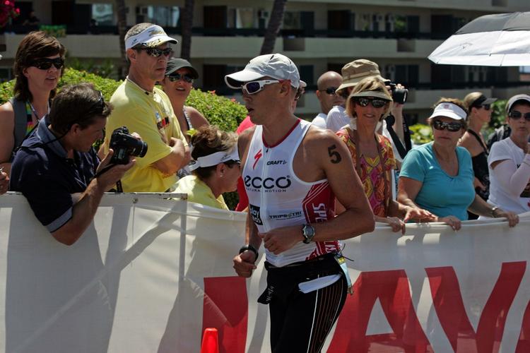 Ørkenvandring. Det var ikke, hvad Rasmus Henning begav sig ud på, da han i dag sejrede i Abu Dhabi International. På billedet ses han under han under den sagnomspundne VM-rute på Hawaii fra 2010, der blev en stor personligt skuffelse for danskeren. 