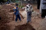 begravelse. Et par drenge deltog i går i begravelsen af tre syriske oprørssoldater i byen Idlib i den nordlige del af landet. 