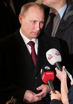 favoritten. Der er fem kandidater ved præsidentvalget i Rusland i dag. Vladimir Putin, der er storfavorit, stemte som den sidste. 