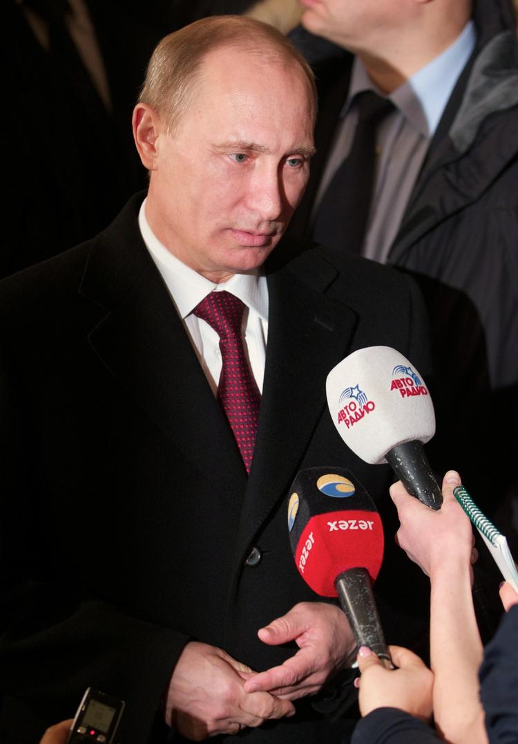 favoritten. Der er fem kandidater ved præsidentvalget i Rusland i dag. Vladimir Putin, der er storfavorit, stemte som den sidste. 