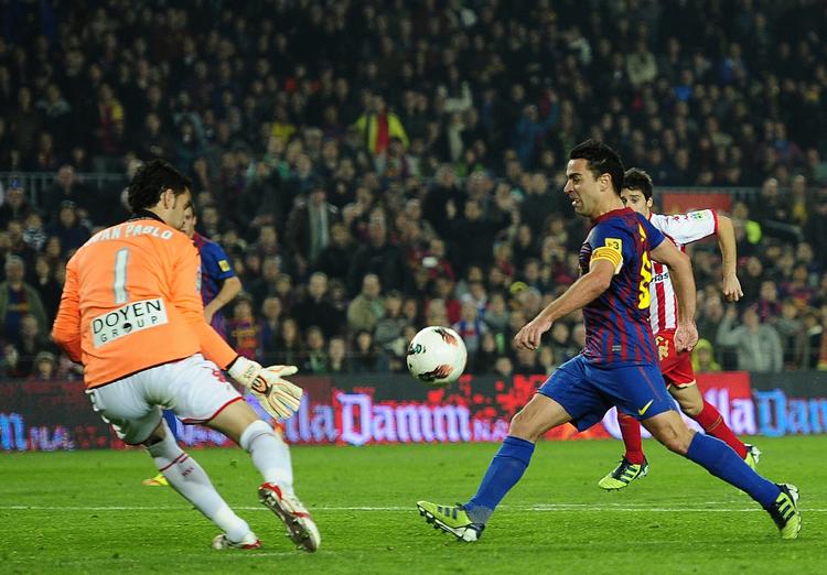 Lob. Xavi Hernandez tippede bolden over Sporting Gijons keeper i kampens slutning til Barca-sejr på 3-1. 