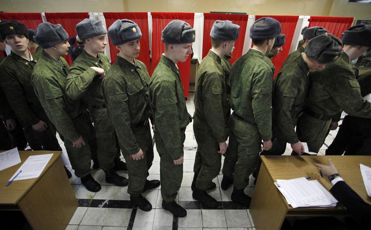 Soldater på række for at afgive deres stemmer på et valgsted i Moskva. 