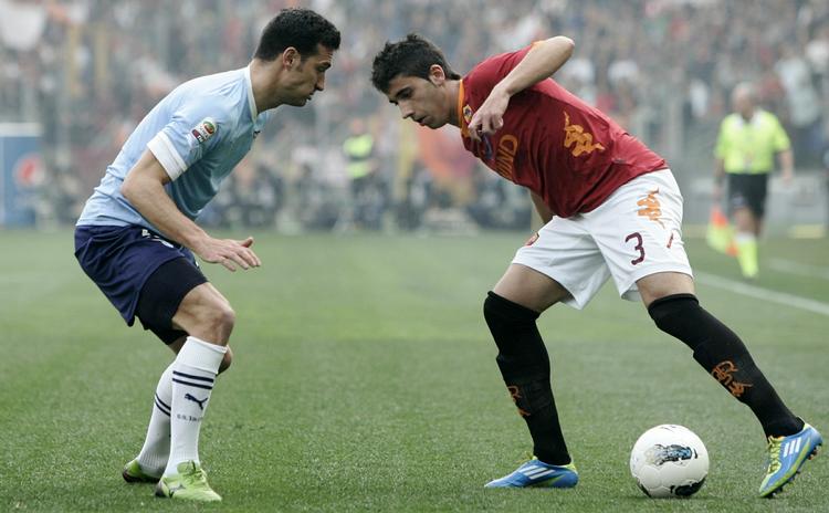 lokalopgør. Spanske Jose Angel Valdes (th.) og argentinske Lionel Scaloni i en duel i en italiensk fodboldkamp. 