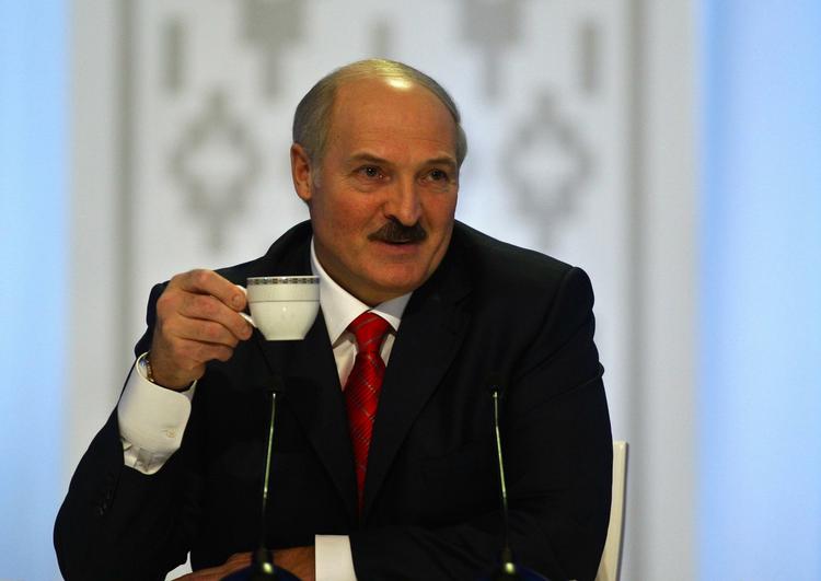 Genmæle. Aleksander Lukasjenko, Hvideruslands præsident, holdt søndag tale ved et stort skiarrangement, og her benyttede han lejligheden til en heftig kritik af udenrigsministre, som har ført an i kritikken mod Lukasjenko. 