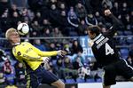 DEBUT. Afleveringerne i luften mod Brøndbydebutanten Simon Makienok blev aldrig helt præcice. 