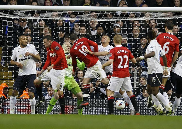 0-1. Trods hjemmeholdets dominans kom United foran på Wayne Rooneys mål. 