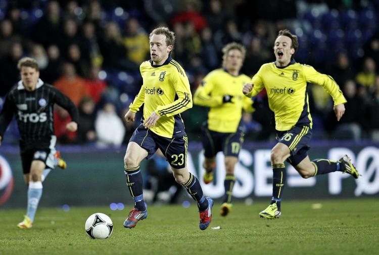 veeeent. I et kontraangreb til allersidst ville Mike Jensen gerne lige hjælpe Michael Krohn-Dehli, og det endte med en afslutning langt over mål - fra Mikkel Thygesen. 