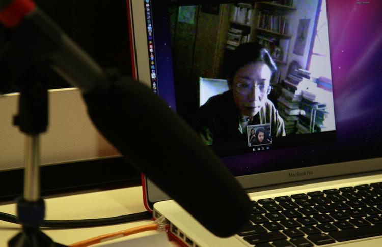 Husarrest. Tsering Woeser ses her på en computerskærm. Torsdag var det meningen at hun skulle modtage en pris på den hollandske ambassade. 