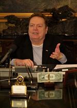 Dusør. Pornokongen Larry Flynt har gennem årene været en kontroversiel figur i de amerikanske medier. Denne gang er han klar til at betale amerikanerne for at dokumentere toppolitikeres sidespring og seksuelle udskejelser. 