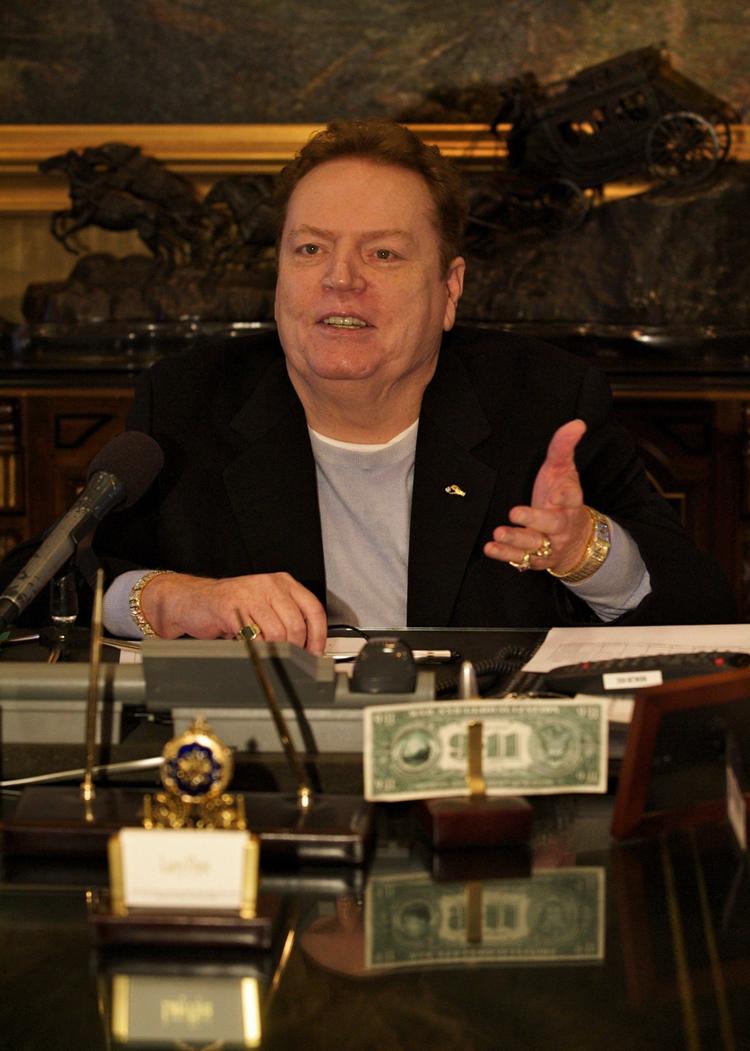 Dusør. Pornokongen Larry Flynt har gennem årene været en kontroversiel figur i de amerikanske medier. Denne gang er han klar til at betale amerikanerne for at dokumentere toppolitikeres sidespring og seksuelle udskejelser. 