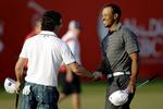 tronskifte. Rory McIlroy (tv) hilser på en af de tidligere verdensettere, Tiger Woods. 