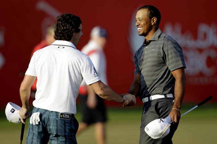 tronskifte. Rory McIlroy (tv) hilser på en af de tidligere verdensettere, Tiger Woods. 