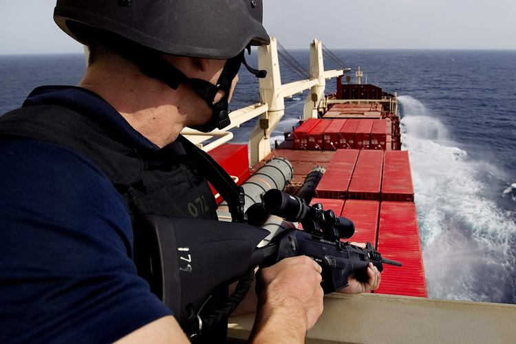 Piratjagt. Mange skiber betaler private vagter for at beskytte dem mod pirater. Her er sikkerhedsfolk netop kommet ombord på fragtskibet 'Clipper Nassau'. 