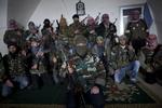 kampklare. Soldater i Den Frie Syriske Hær poserer for fotografen i deres hovedkvarter i byen Idlib i den nordlige del af Syrien. 