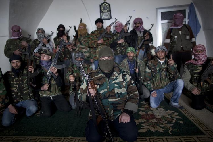 kampklare. Soldater i Den Frie Syriske Hær poserer for fotografen i deres hovedkvarter i byen Idlib i den nordlige del af Syrien. 