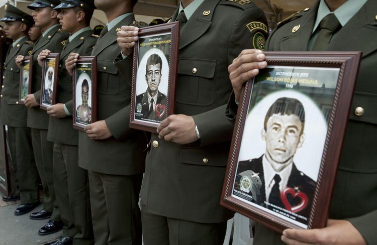 protest. Colombianske betjente demonstrerede i sidste måned mod FARC og krævede at få nogle af deres kidnappede kolleger løsladt. 