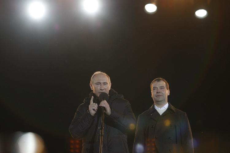 Vladimir Putin (tv) vandt valget. Her ses han sammen med sin højre hånd, den nu tidligere præsident Dmitrij Medvedev. 