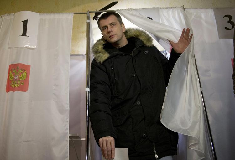 En af Vladimir Putins udfordrere var mangemillionæren Mikhail Prokhorov, der her stemmer i Krasnojarsk. 