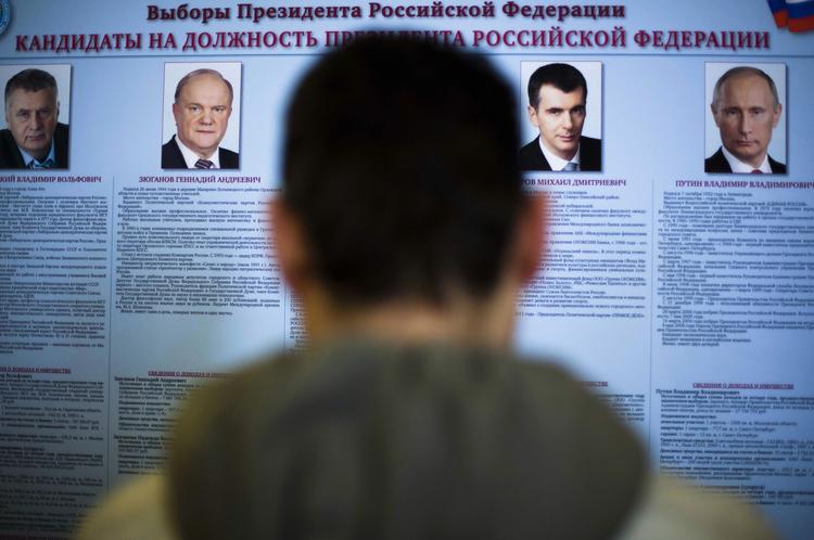 Vælger nærstuderer listen over opstillede kandidater i valglokale i den russiske ambassade i Berlin. 