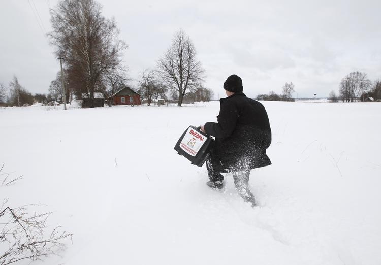 VALGVILJE. Valgtilforordnet på vej til landsbyen Lomakino nær Smolensk med en mobil stemmeurne. 