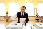 AFLEDNING? Den nuværende præsident Dimitrij Medvedev vil have omstridte straffesager set efter. Det sker for at formilde os efter valgsvindel, mener oppositionen. Her ses Medvedev stemme ved søndagens valg, der gjorde Vladimir Putin til Ruslands næste præsident. 
