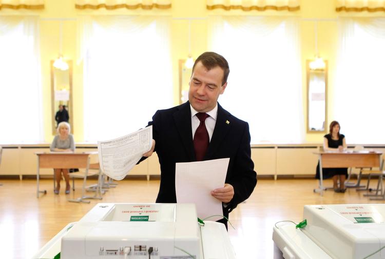 AFLEDNING? Den nuværende præsident Dimitrij Medvedev vil have omstridte straffesager set efter. Det sker for at formilde os efter valgsvindel, mener oppositionen. Her ses Medvedev stemme ved søndagens valg, der gjorde Vladimir Putin til Ruslands næste præsident. 