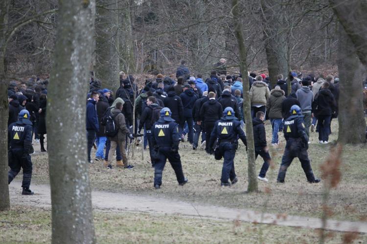 Anholdt. 22 AaB-tilhængere kommer ikke til at se fodboldkampen i Aalborg mellem AaB og FCK. De blev anholdt, da politiet forhindrede et slagsmål. 