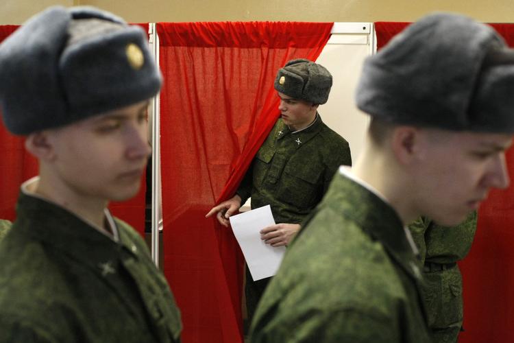Soldater står i kø for at aflevere deres stemmer i Moskva. 