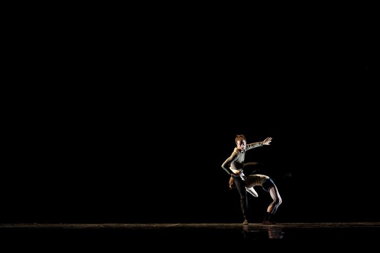 Dystert. Kommunikationen mellem Det Kgl. Teaters ledelse på den ene side og balletdanserne og skuespillerne på den anden er 'ikke-eksisterende'. 