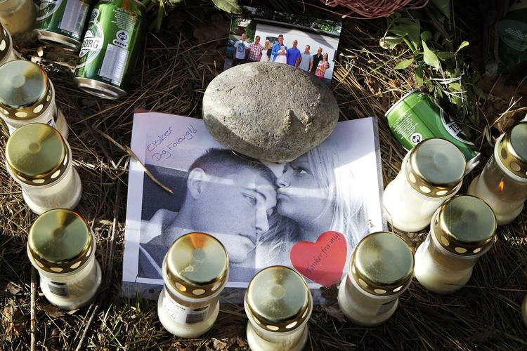 Venner har lagt blomster og lys i skoven, hvor 22-årige Anders Mark Hansen blev fundet dræbt. 