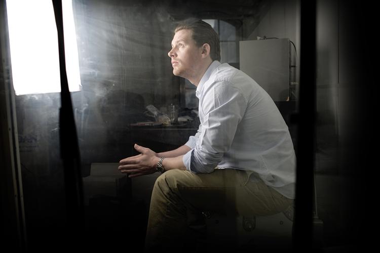 Popkongen. Storsælgende Rasmus Seebach er en af de primære årsager til, at salget af dansk musik kun er faldet marginalt. 