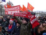 Protest. Omkring 1.500 Putin-modstandere har trodset de isnende fire minusgrader og er stimlet sammen på Pushkin-pladsen. 