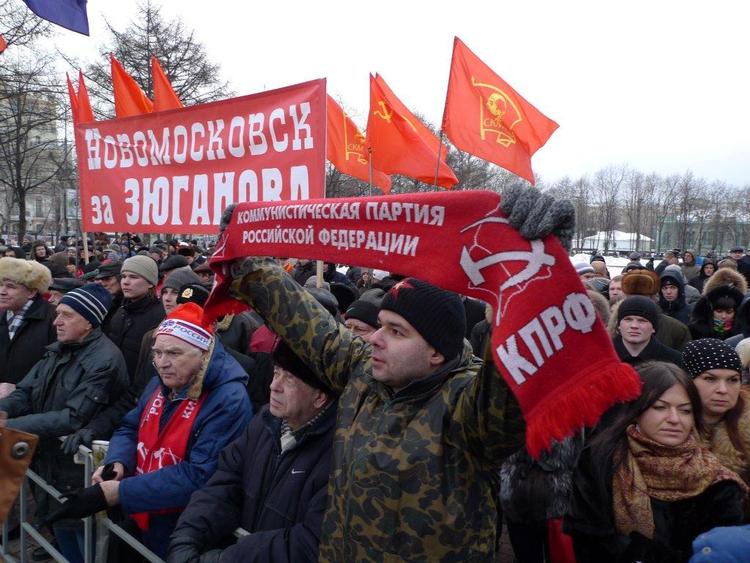 Protest. Omkring 1.500 Putin-modstandere har trodset de isnende fire minusgrader og er stimlet sammen på Pushkin-pladsen. 