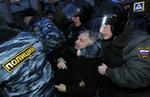 Russisk politi anholder oppositionsleder Edouard Limonov under en demonstration i Moskva. Tusinder er på gaden for at protestere mod Vladimir Putins valgsejr ved gårsdagens valg. 