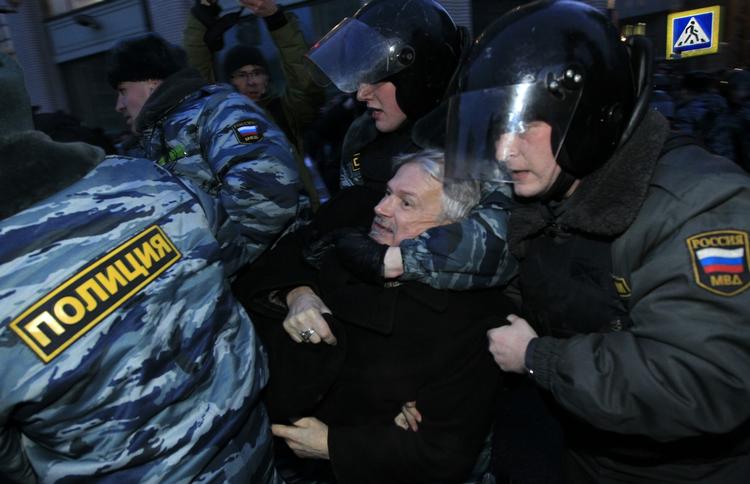 Russisk politi anholder oppositionsleder Edouard Limonov under en demonstration i Moskva. Tusinder er på gaden for at protestere mod Vladimir Putins valgsejr ved gårsdagens valg. 