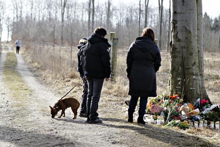 STILHED. Venner og bekendte strømmer til skoven i Stevns for at mindes deres unge ven, der blev fundet livløs blandt visne blade. 
