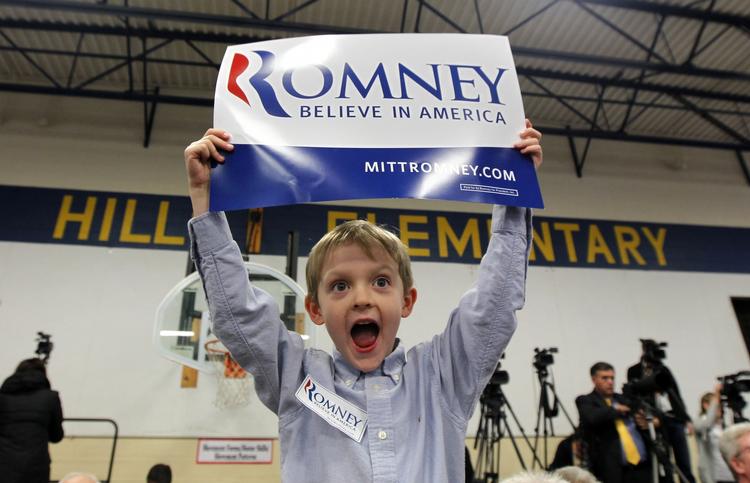 FORSPRING. 65-årige Mitt Romney er den kandidat, der står bedst før morgendagens afgørende primærvalg i 10 stater. Her er det 6-årige Trace Nystom, der viser sin støtte til Romney. 