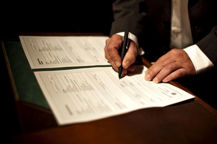 Vielse. En brudgom skriver under på vielsesattesten på sidste års helt store bryllupsdag - 11.11.2011. Nu vil Socialminister Karen Hækkerup (S) gøre lettere for folk at blive skilt igen. 