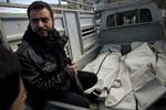 DØDE. Syrer ved ligene af tre oprørssoldater, der skal begraves i Idlib efter at være faldet under kampe med den syriske hær. 