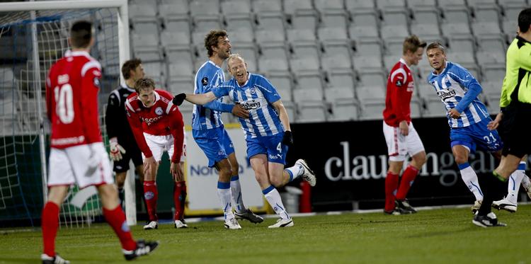 Mål. Henrik Andreasen har her scoret til 1-0 for OB. 