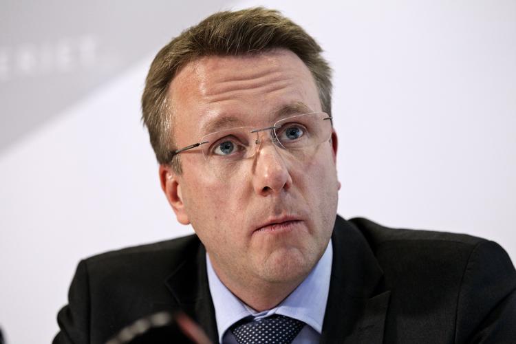 Justice Minister Morten Bødskov (SocDem) wants the police to decide kick-off times for League soccer matches. 