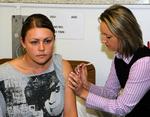 snydt. På baggrund af en vurdering fra Sundhedsstyrelsen har regeringen med 150 millioner kroner på finansloven besluttet, at HPV-vaccinationerne skal tilbydes til alle. Alligevel falder 19.000 piger igennem og får ikke tilbuddet. 